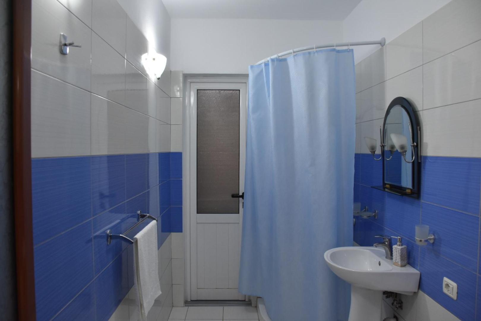 Leo Apartment Permet Bagian luar foto