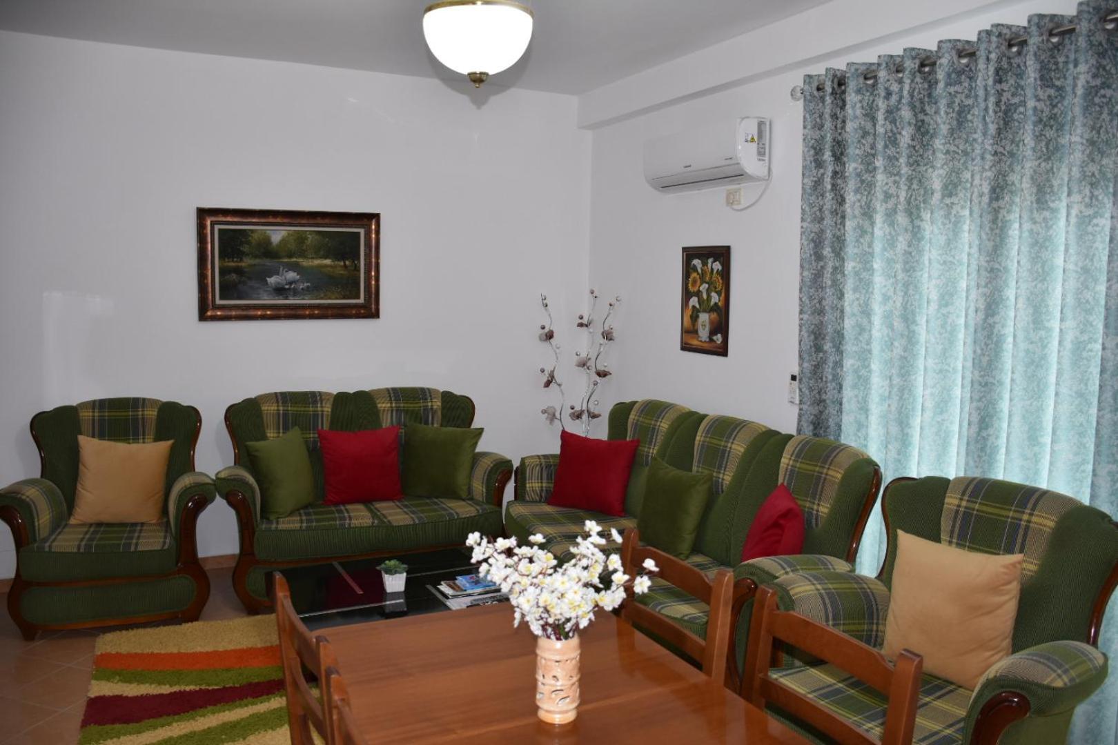 Leo Apartment Permet Bagian luar foto